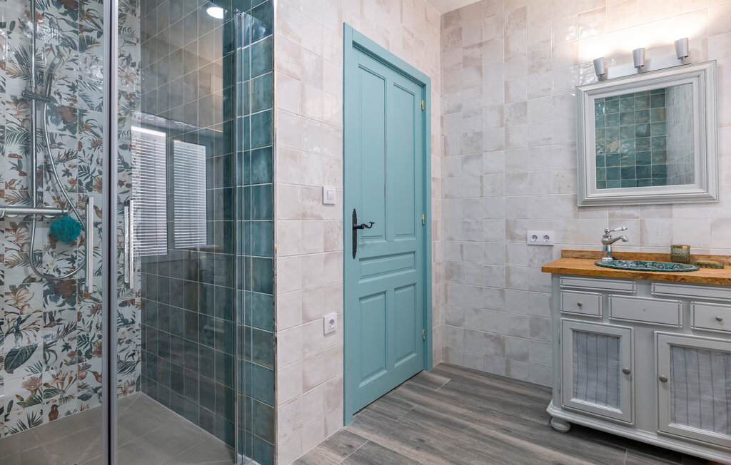 Bano completo de la vivienda