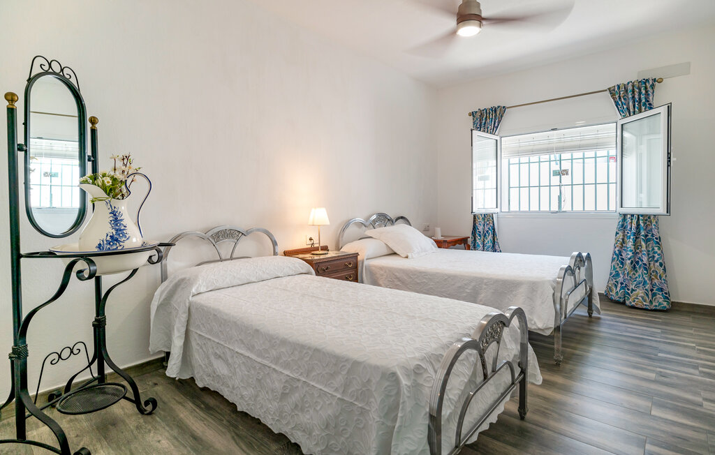 Dormitorio principal con cama doble