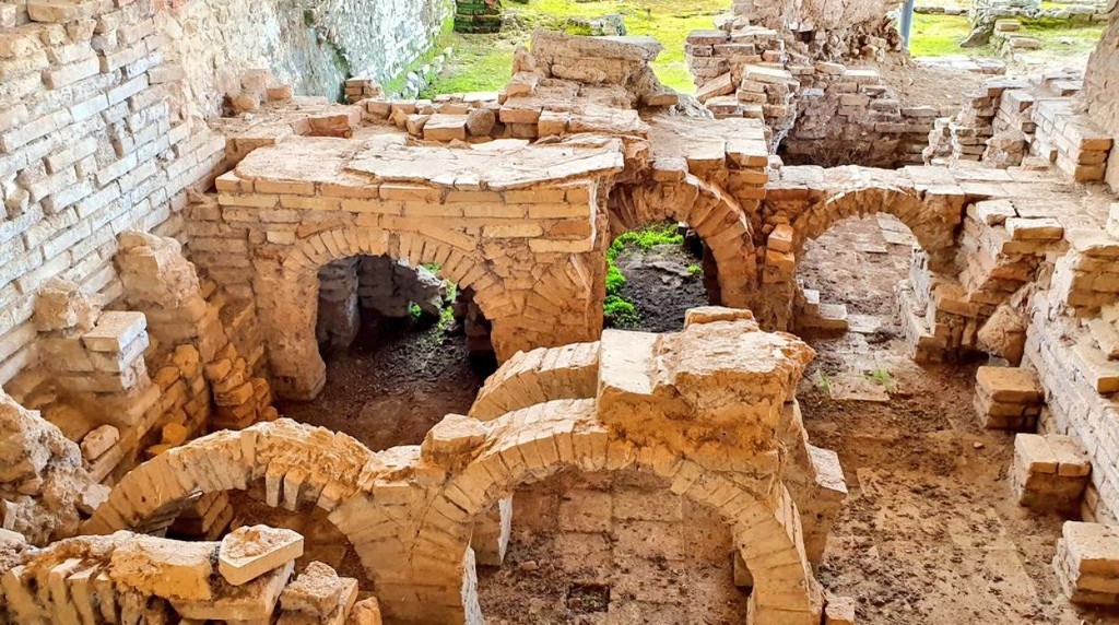 Restos arqueologicos de Munigua con arcos de ladrillo