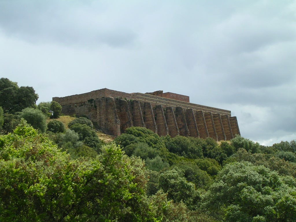 Vista del santuario de Munigua sobre la ladera